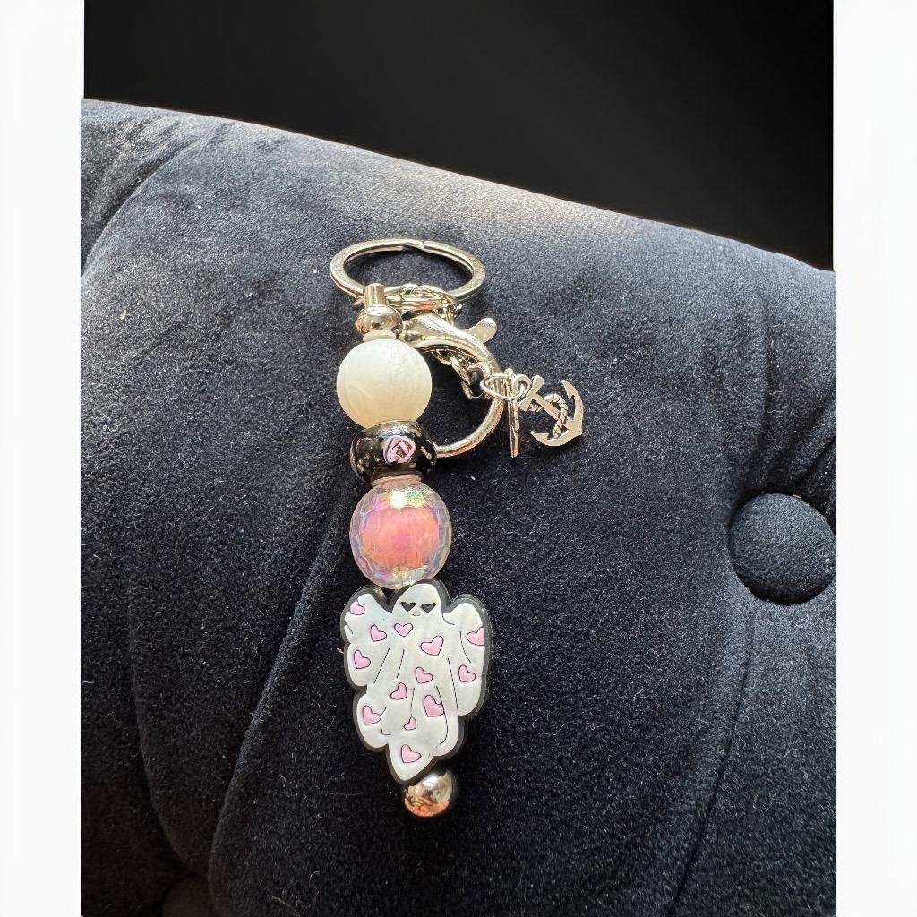 Keychain with heart-shaped leaf charm 