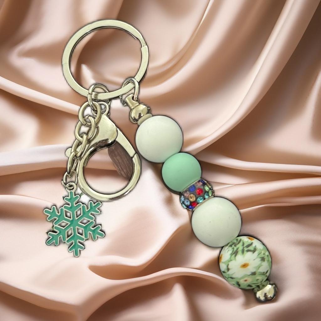 "Elegant Handmade Green Beaded Keychain with Snowflake Charm – Nature & Winter Ins