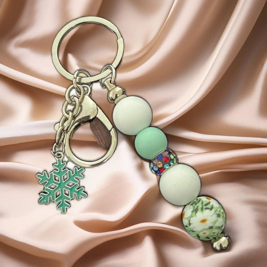 "Elegant Handmade Green Beaded Keychain with Snowflake Charm – Nature & Winter Ins