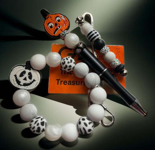 Beaded bracelet with Halloween-themed charms 