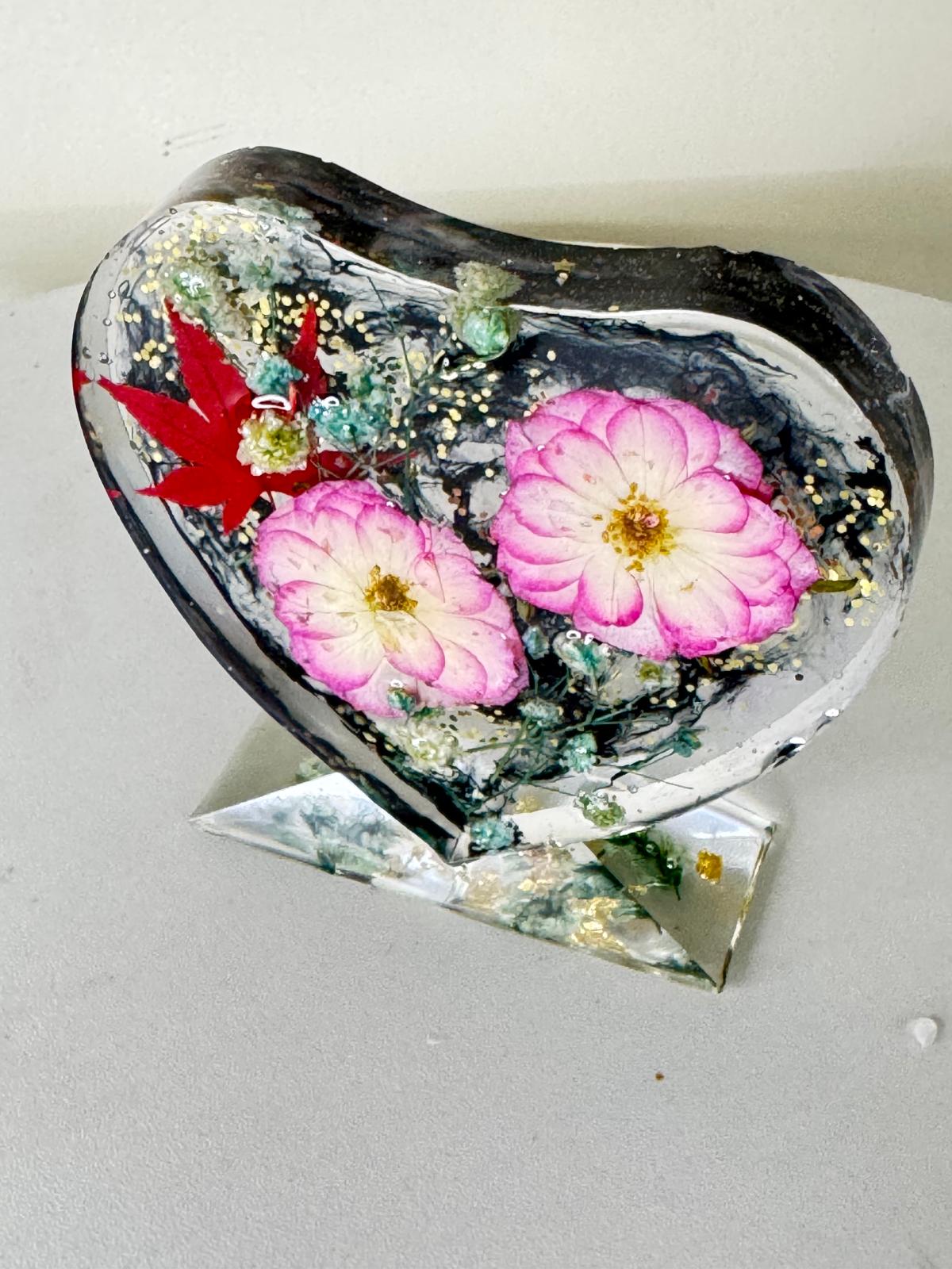 Eternal Bloom – Heart-Shaped Floral Resin Art"