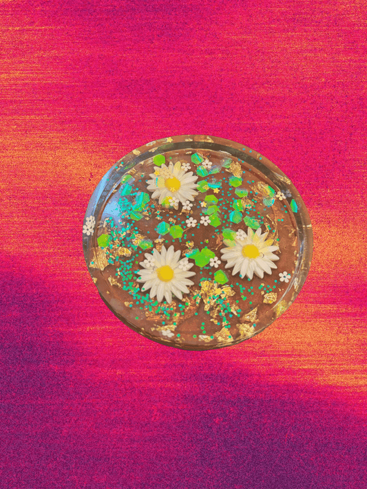 Daisy Meadow Round Resin Art – Handmade Floral Craft Accent